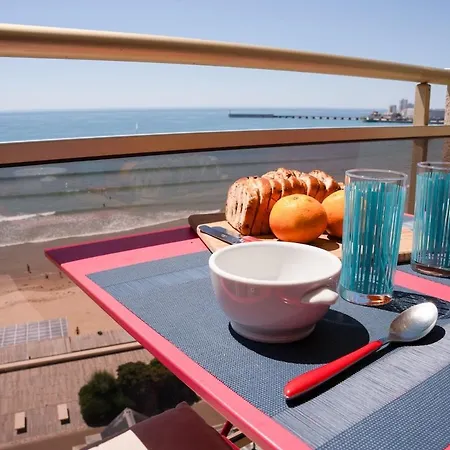 L'agora - 4-6 People - Oceanfront View & Balcony لي سابلِ دولونْ